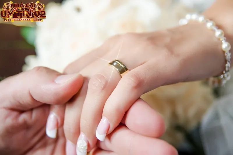 Ngủ mộng thấy đeo nhẫn cưới là điềm tốt