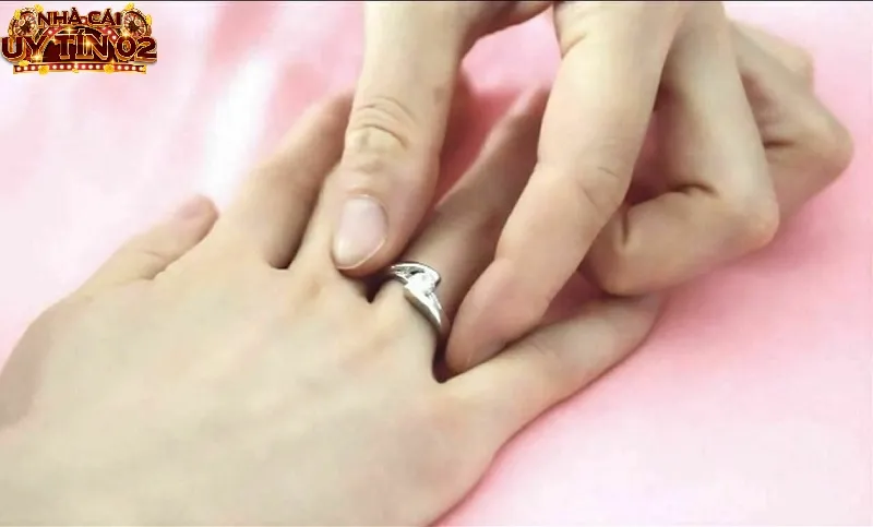 Nằm mộng thấy đeo nhẫn trên ngón tay là điềm báo may mắn