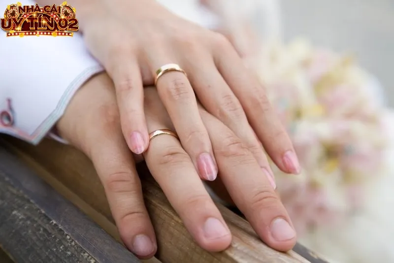 Chiêm bao thấy nhẫn cưới của người khác thì bạn nên xây dựng hạnh phúc cho mình